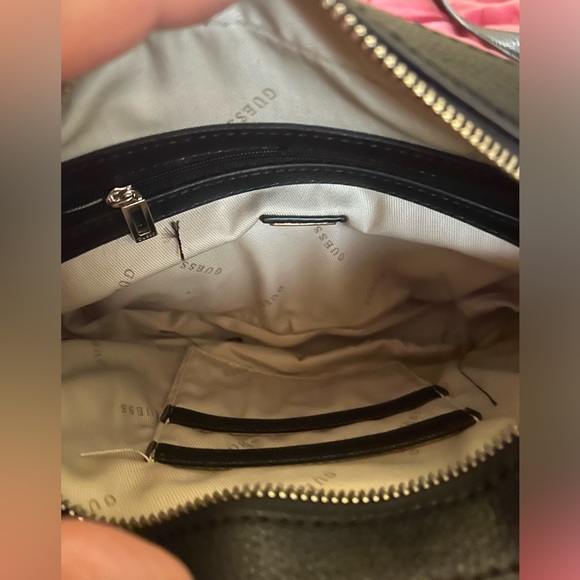 Black Guess shoulder/crossbody with adjustable strap - Picture 4 of 6